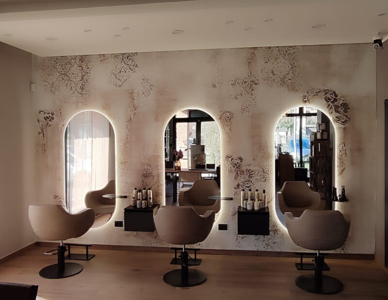 specchio per parrucchieri illuminato stile industriale