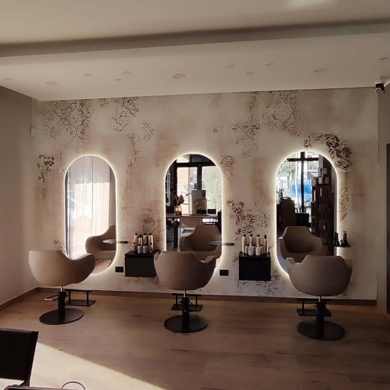 specchio per parrucchieri illuminato stile industriale