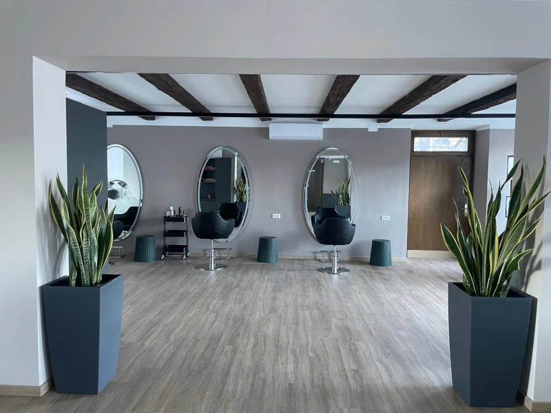 negozio per parrucchieri moderno arrdato a Caldaro 