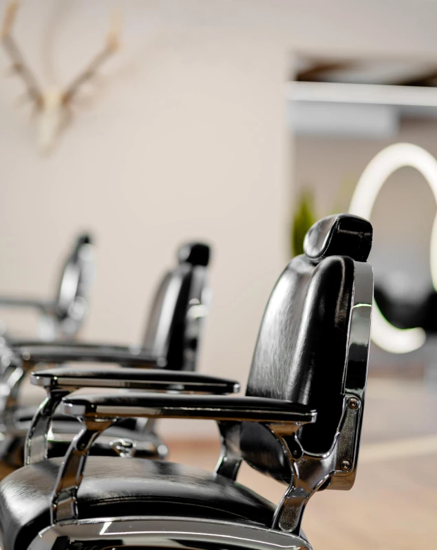 poltrone da barbiere ambientate in negozio caldaro