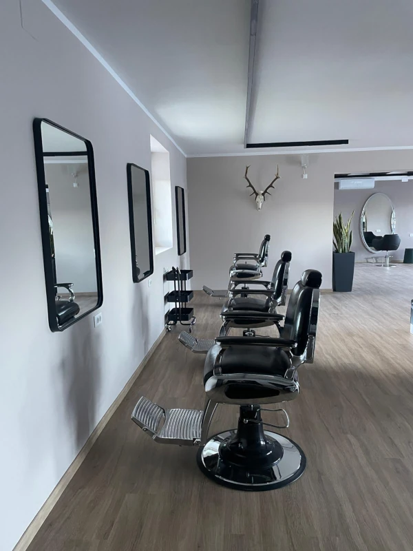 postazione da barbiere con poltrona barber moderna