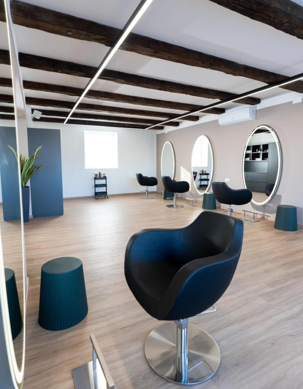 Postazioni di lavoro per parrucchieri illuminate e moderne