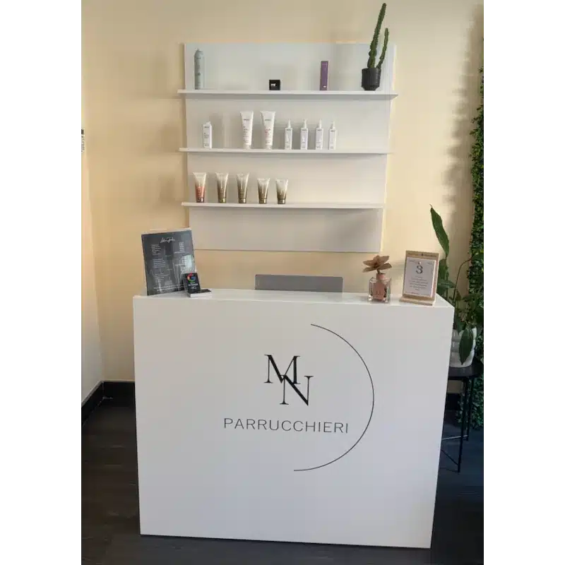 reception per parrucchieri bianca ambientata a bologna